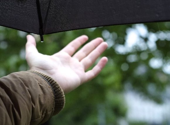 じとりと降る雨