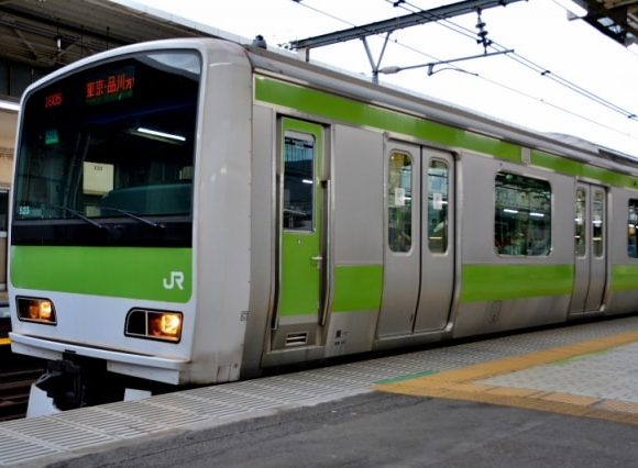 電車ががったんがったんと揺れる