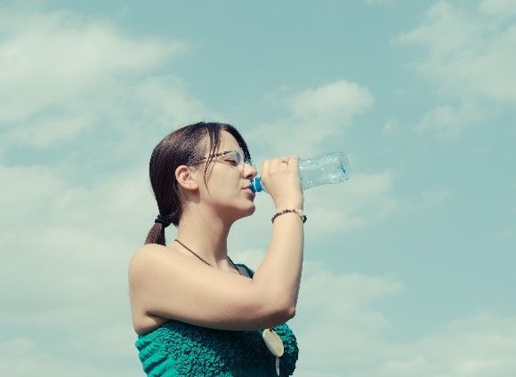 ごっくりと水を飲む女性