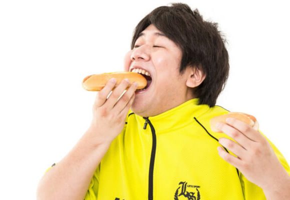 ぱくりぱくりとパンを食べる男性