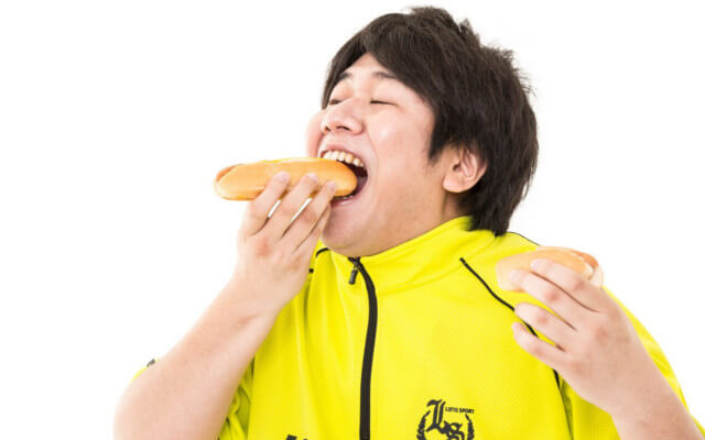 ぱくりぱくりとパンを食べる男性