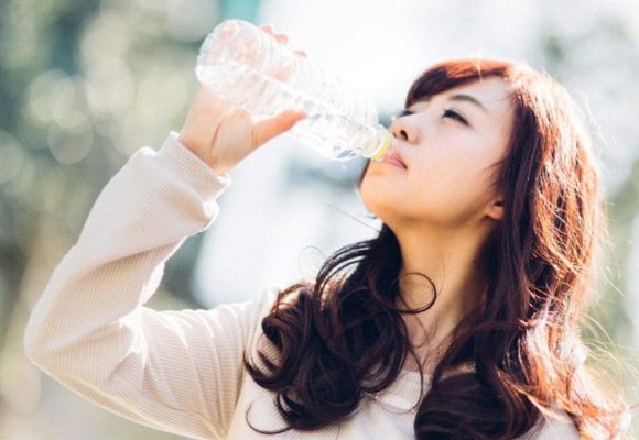 ぐびぐびと水を飲む女性