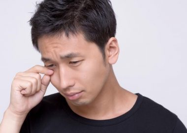 ぐずっと涙する男性