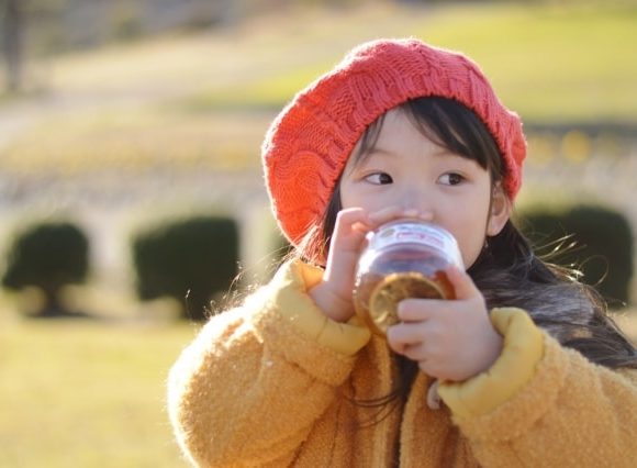 こくんとジュースを飲む女の子