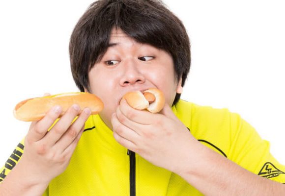 ばくりばくりとパンを食べる男性