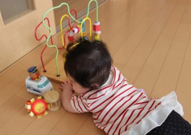 かったんこっとんとおもちゃで遊ぶ子ども