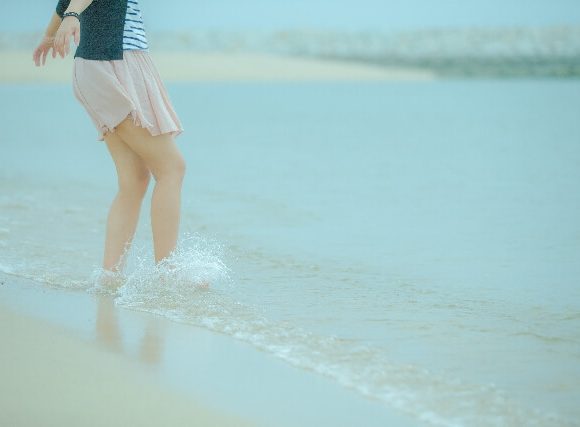 ぱちゃぱちゃと水面を蹴る女性