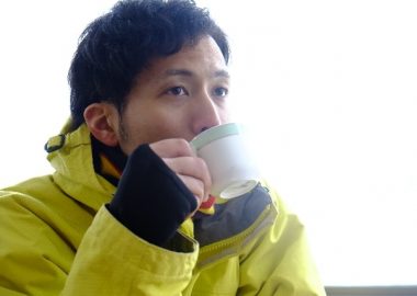 ごくっとコーヒーを飲む男性
