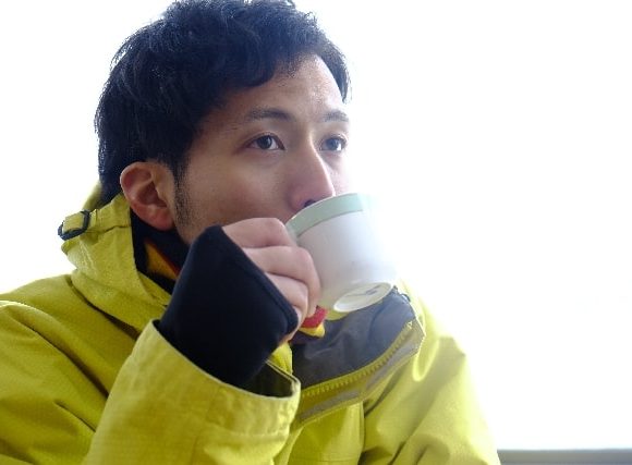 ごくっとコーヒーを飲む男性