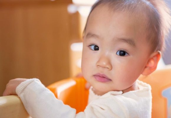 すくっと立ち上がる赤ちゃん