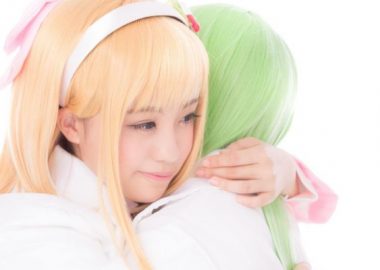 ぎゅーと抱き合うレイヤー