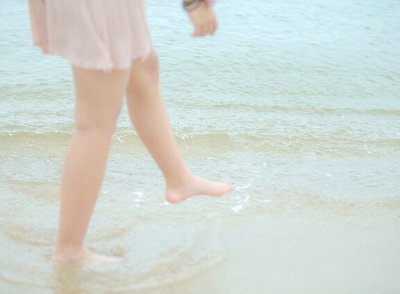 ぱしゃりと水面を蹴る女性