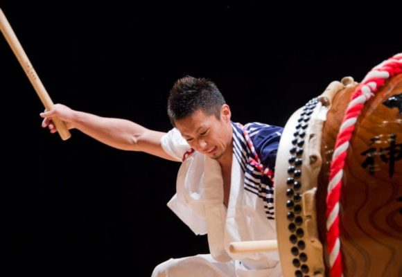 どこどんと太鼓を叩く男性