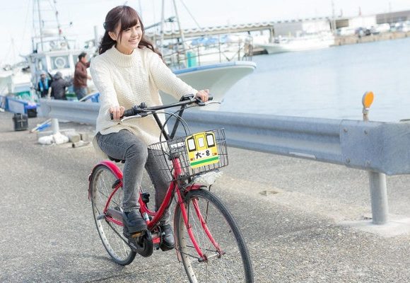 しゃっと自転車で走る女性