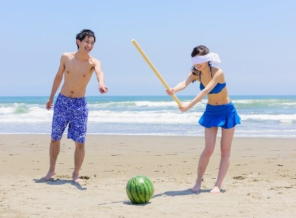 すがすがと思い切り良くスイカを割る女性