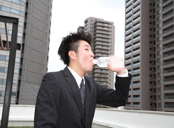 ごくりと水を飲む男性