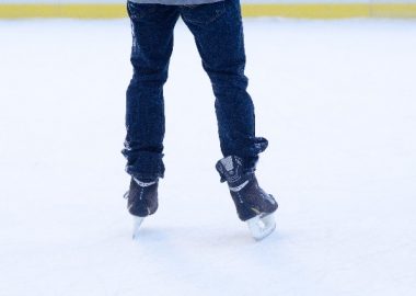 つつっと氷の上を滑るスケート