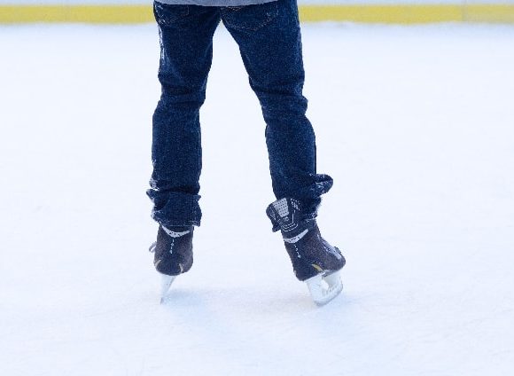 つつっと氷の上を滑るスケート