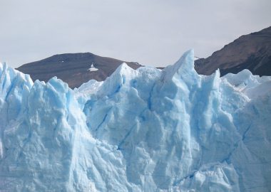 こちんこちんに凍る氷河