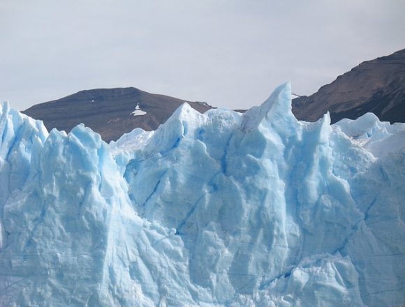こちんこちんに凍る氷河