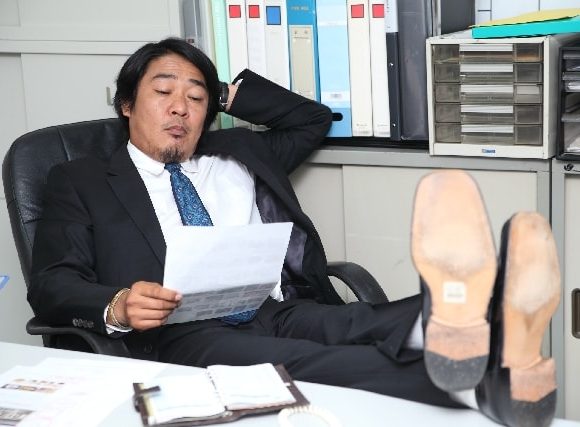 どかりと座る男性