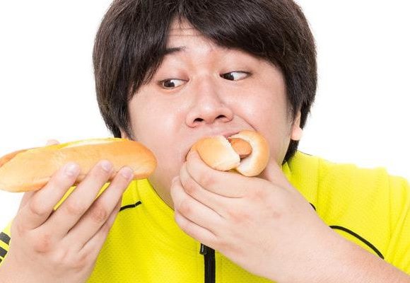 くちゃくちゃと食べる男性