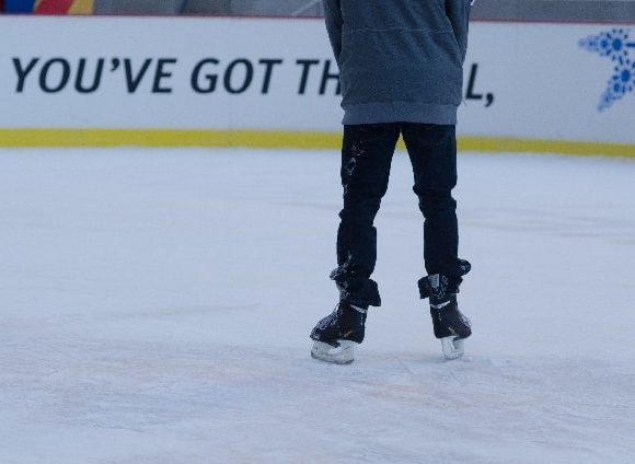 つるりとスケートを滑る