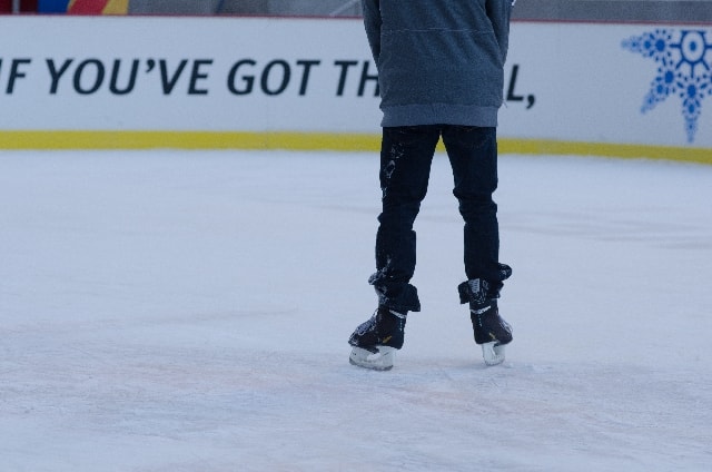 つるりとスケートを滑る