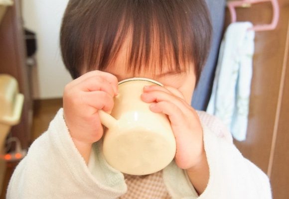 ずーっと水を飲む男の子