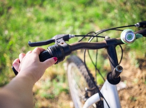 自転車のブレーキがきーと鳴く