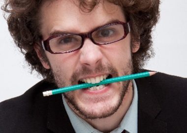 鉛筆をきしりと噛む男性